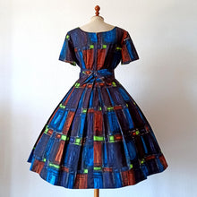 Charger l'image dans la galerie, 1950s - Spectacular German Abstract Cotton Silk Dress - W28.5 (72cm)