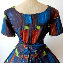Charger l'image dans la galerie, 1950s - Spectacular German Abstract Cotton Silk Dress - W28.5 (72cm)