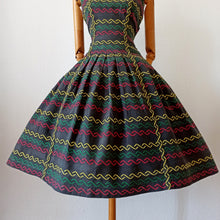 Charger l'image dans la galerie, 1950s - Stunning French Embroidery Dress - W28 (70cm)