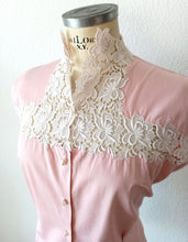Charger l'image dans la galerie, 1950s - GERTIE, France - Exquisite Pink Cotton Lace Blouse - W31 (80cm)