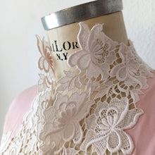 Charger l'image dans la galerie, 1950s - GERTIE, France - Exquisite Pink Cotton Lace Blouse - W31 (80cm)
