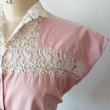 Charger l'image dans la galerie, 1950s - GERTIE, France - Exquisite Pink Cotton Lace Blouse - W31 (80cm)