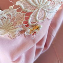 Charger l'image dans la galerie, 1950s - GERTIE, France - Exquisite Pink Cotton Lace Blouse - W31 (80cm)