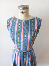 Charger l'image dans la galerie, 1950s 1960s - DEADSTOCK - Adorable Roseprint Cotton Dress - W27 (68cm)