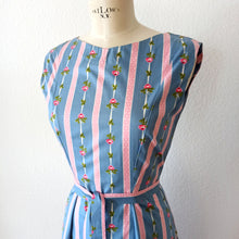 Charger l'image dans la galerie, 1950s 1960s - DEADSTOCK - Adorable Roseprint Cotton Dress - W27 (68cm)