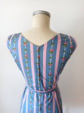 Charger l'image dans la galerie, 1950s 1960s - DEADSTOCK - Adorable Roseprint Cotton Dress - W27 (68cm)