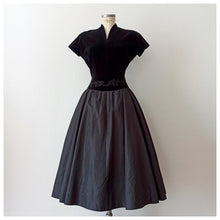 Charger l'image dans la galerie, 1950s - Stunning Beaded Velvet Satin Night Dress - W30 (76cm)