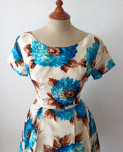 Charger l'image dans la galerie, 1950s - Stunning Floral Silk Dress - W26 (66cm)