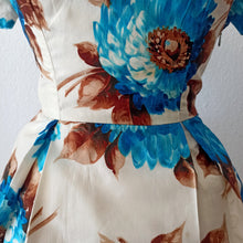Charger l'image dans la galerie, 1950s - Stunning Floral Silk Dress - W26 (66cm)