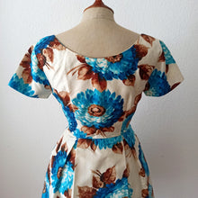 Charger l'image dans la galerie, 1950s - Stunning Floral Silk Dress - W26 (66cm)