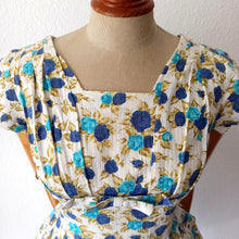 Charger l'image dans la galerie, 1950s - Gorgeous Blue Roseprint Cotton Dress - W30 (76cm)