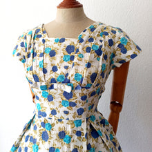 Charger l'image dans la galerie, 1950s - Gorgeous Blue Roseprint Cotton Dress - W30 (76cm)