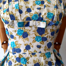 Charger l'image dans la galerie, 1950s - Gorgeous Blue Roseprint Cotton Dress - W30 (76cm)