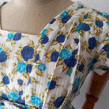 Charger l'image dans la galerie, 1950s - Gorgeous Blue Roseprint Cotton Dress - W30 (76cm)