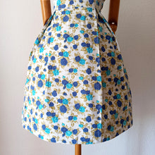 Charger l'image dans la galerie, 1950s - Gorgeous Blue Roseprint Cotton Dress - W30 (76cm)