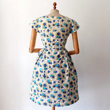 Charger l'image dans la galerie, 1950s - Gorgeous Blue Roseprint Cotton Dress - W30 (76cm)