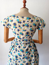 Charger l'image dans la galerie, 1950s - Gorgeous Blue Roseprint Cotton Dress - W30 (76cm)