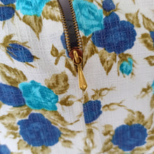 Charger l'image dans la galerie, 1950s - Gorgeous Blue Roseprint Cotton Dress - W30 (76cm)