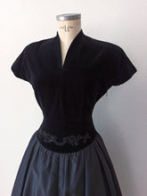 Charger l'image dans la galerie, 1950s - Stunning Beaded Velvet Satin Night Dress - W30 (76cm)