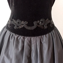 Charger l'image dans la galerie, 1950s - Stunning Beaded Velvet Satin Night Dress - W30 (76cm)