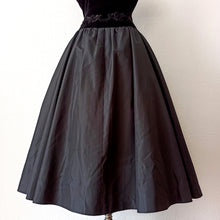 Charger l'image dans la galerie, 1950s - Stunning Beaded Velvet Satin Night Dress - W30 (76cm)