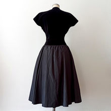 Charger l'image dans la galerie, 1950s - Stunning Beaded Velvet Satin Night Dress - W30 (76cm)