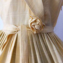 Charger l'image dans la galerie, 1950s 1960s - Gorgeous Yellow Textured Rayon Dress - W27.5 (70cm)