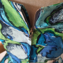 Charger l'image dans la galerie, 1950s - Stunning Novelty Abstract Cold Rayon Dress - W25 (64cm)