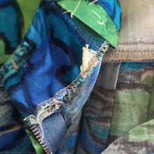 Charger l'image dans la galerie, 1950s - Stunning Novelty Abstract Cold Rayon Dress - W25 (64cm)