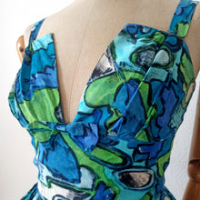 Charger l'image dans la galerie, 1950s - Stunning Novelty Abstract Cold Rayon Dress - W25 (64cm)
