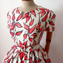 Charger l'image dans la galerie, 1950s - Stunning French Textured Cotton Dress - W27 (68cm)