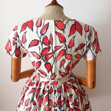 Charger l'image dans la galerie, 1950s - Stunning French Textured Cotton Dress - W27 (68cm)