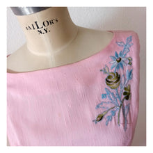 Charger l'image dans la galerie, 1950s 1960s - Lovely Pink Floral Embroidery Dress - W27 (68cm)