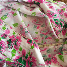 Carica l'immagine nel visualizzatore di Gallery, 1950s - Adorable Roseprint Rayon Dress - W26 (66cm)