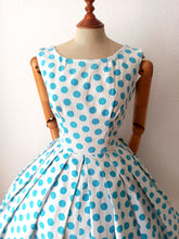 Charger l'image dans la galerie, 1950s - Iconic & Stunning Blue Polkadots Cotton Dress - W28 (70cm)