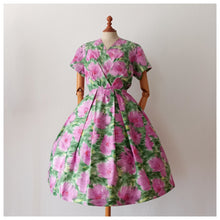 Laden Sie das Bild in den Galerie-Viewer, 1950s 1960s - Stunning Floral Satin Dress - W33 (84cm)
