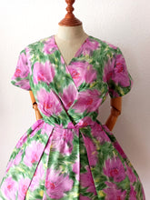Laden Sie das Bild in den Galerie-Viewer, 1950s 1960s - Stunning Floral Satin Dress - W33 (84cm)