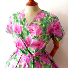 Laden Sie das Bild in den Galerie-Viewer, 1950s 1960s - Stunning Floral Satin Dress - W33 (84cm)
