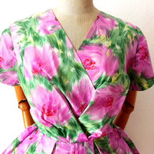 Laden Sie das Bild in den Galerie-Viewer, 1950s 1960s - Stunning Floral Satin Dress - W33 (84cm)