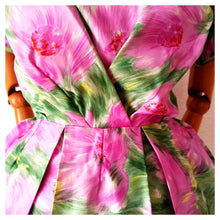 Laden Sie das Bild in den Galerie-Viewer, 1950s 1960s - Stunning Floral Satin Dress - W33 (84cm)