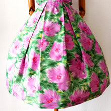 Laden Sie das Bild in den Galerie-Viewer, 1950s 1960s - Stunning Floral Satin Dress - W33 (84cm)