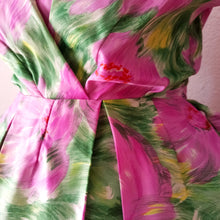 Laden Sie das Bild in den Galerie-Viewer, 1950s 1960s - Stunning Floral Satin Dress - W33 (84cm)