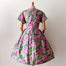 Laden Sie das Bild in den Galerie-Viewer, 1950s 1960s - Stunning Floral Satin Dress - W33 (84cm)