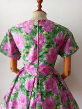 Laden Sie das Bild in den Galerie-Viewer, 1950s 1960s - Stunning Floral Satin Dress - W33 (84cm)