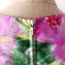 Laden Sie das Bild in den Galerie-Viewer, 1950s 1960s - Stunning Floral Satin Dress - W33 (84cm)