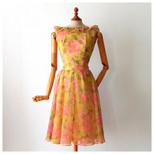 Laden Sie das Bild in den Galerie-Viewer, Early 1960s - Adorable Roseprint Organza Dress - W26 (66cm)
