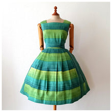 Laden Sie das Bild in den Galerie-Viewer, 1950s 1960s - Stunning Green Shades Cotton Dress - W30 (76cm)