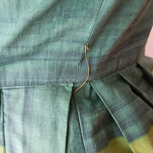 Laden Sie das Bild in den Galerie-Viewer, 1950s 1960s - Stunning Green Shades Cotton Dress - W30 (76cm)
