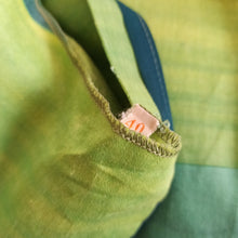 Laden Sie das Bild in den Galerie-Viewer, 1950s 1960s - Stunning Green Shades Cotton Dress - W30 (76cm)