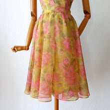 Laden Sie das Bild in den Galerie-Viewer, Early 1960s - Adorable Roseprint Organza Dress - W26 (66cm)